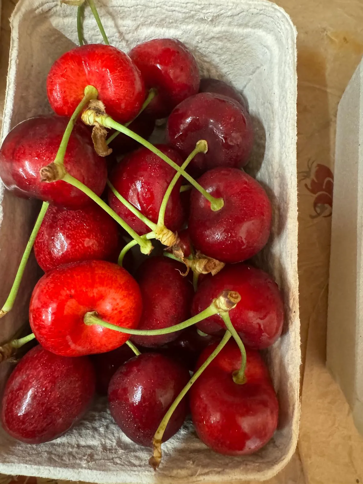 Frische Kirschen im Hofladen