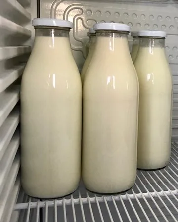 Frische Milchflaschen vom Biohof Fritz