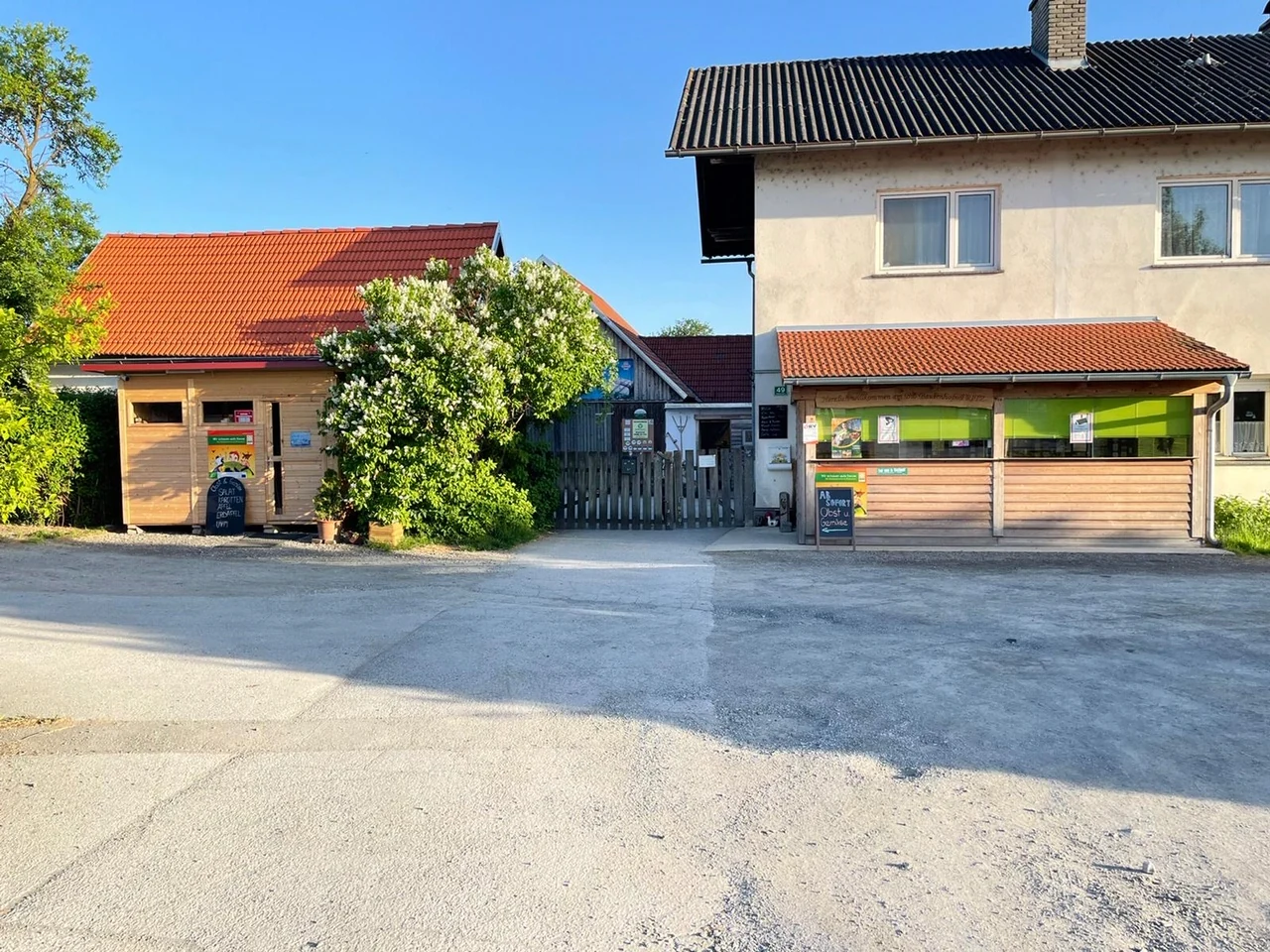 Außenansicht von Biohof Fritz und dem 24h Hofladen in Radersdorf