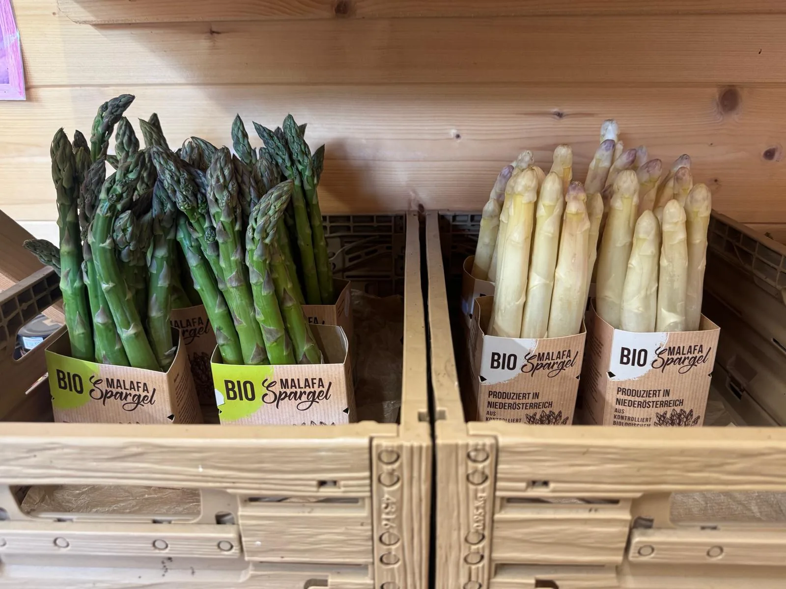 Grüner und weißer Bio-Spargel
